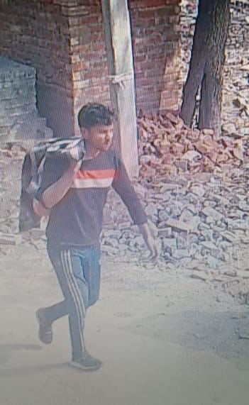 आर्य नगर में बाइक में आग लगाकर जाता आरोपी मजदूर। स्रोत: वीडियोग्रैब आर्य नगर में बाइक में आग लगाकर जाता आरोपी मजदूर। स्रोत: वीडियोग्रैब