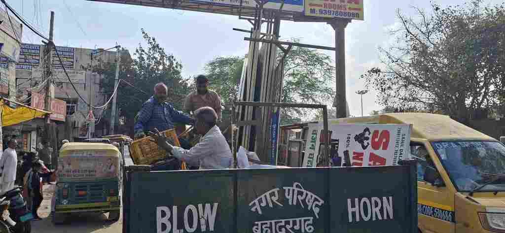 -फोटो 52 : दिल्ली-रोहतक रोड पर बेतरतीब ढंग से खड़ी कार को क्रेन से उठाकर ले जाते पुलिसकर्मी। संव