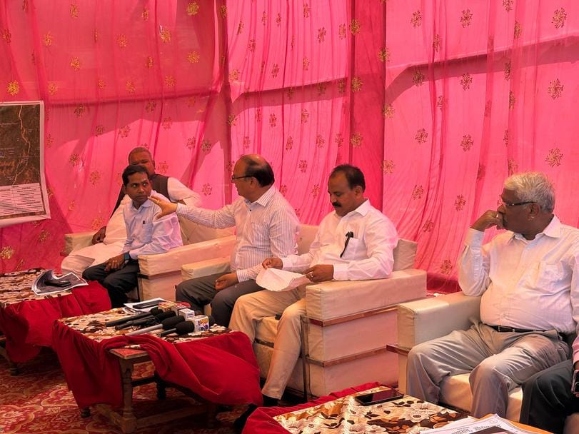 इलाके के लोगों की मौजूदगी में ऑन साईट मेडिकल कॉलेज परियोजना की जानकारी देते डीडीसी, मौजूद लोग व इलाके के लोगों की मौजूदगी में ऑन साईट मेडिकल कॉलेज परियोजना की जानकारी देते डीडीसी, मौजूद लोग व