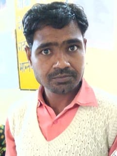 जांच रिपोर्ट लेने के लिए जिला चिकित्सालय की पैथालाजी के पास खड़े लोग।संवाद जांच रिपोर्ट लेने के लिए जिला चिकित्सालय की पैथालाजी के पास खड़े लोग।संवाद