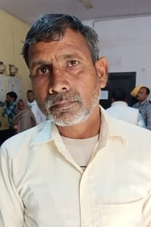 जांच रिपोर्ट लेने के लिए जिला चिकित्सालय की पैथालाजी के पास खड़े लोग।संवाद जांच रिपोर्ट लेने के लिए जिला चिकित्सालय की पैथालाजी के पास खड़े लोग।संवाद