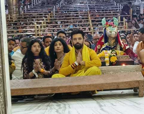 परिवार सहित बाबा महाकाल के दर्शन करने पहुंचे केंद्रीय मंत्री चिराग पासवान परिवार सहित बाबा महाकाल के दर्शन करने पहुंचे केंद्रीय मंत्री चिराग पासवान
