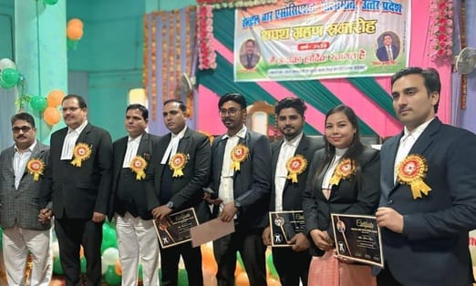 सेंट्रल बार एसोसिएशन के शपथ ग्रहण समारोह में शपथ लेते अध्यक्ष सरोज बाजपेयी।स्रोत: अध्यक्ष सेंट्रल बार एसोसिएशन के शपथ ग्रहण समारोह में शपथ लेते अध्यक्ष सरोज बाजपेयी।स्रोत: अध्यक्ष