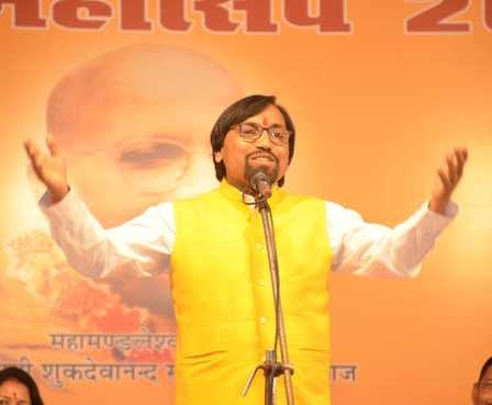 शाहजहांपुर में कवि सम्मेलन में काव्यपाठ करते डॉ.हरिओम पवार। स्रोत: आयोजक शाहजहांपुर में कवि सम्मेलन में काव्यपाठ करते डॉ.हरिओम पवार। स्रोत: आयोजक