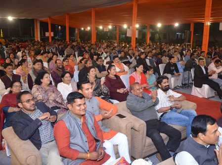 शाहजहांपुर में कवि सम्मेलन में काव्यपाठ करते डॉ.हरिओम पवार। स्रोत: आयोजक शाहजहांपुर में कवि सम्मेलन में काव्यपाठ करते डॉ.हरिओम पवार। स्रोत: आयोजक