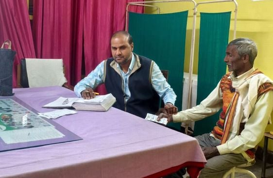 आसफपुर सीएचसी पर मरीज को देखते आयुष डॉक्टर। संवाद आसफपुर सीएचसी पर मरीज को देखते आयुष डॉक्टर। संवाद