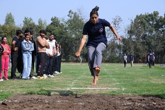 अंबाला कॉलेज ऑफ इंजीनियरिंग एंड अप्लाइड रिसर्च मिठापुर में खेलकूद प्रतियोगिता में हिस्सा लेते ह