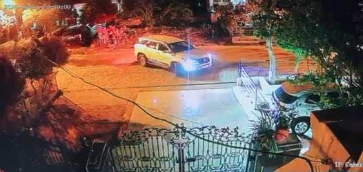 अंबाला सिटी के सेक्टर-9 में घर के बाहर खड़ी फॉर्च्यूनर कार का लॉक तोड़ते हुए चोर: सोशल मीडिया