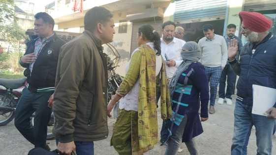 अंबाला सिटी मानव चौक के पास से महिला पटवारी को काबू करने के बाद वापस जाती हुई एसीबी की टीम: सोश अंबाला सिटी मानव चौक के पास से महिला पटवारी को काबू करने के बाद वापस जाती हुई एसीबी की टीम: सोश