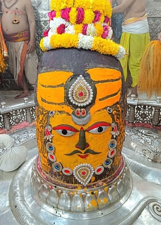 भस्म रमाकर सजे बाबा महाकाल, उपमुख्यमंत्री परिवार के साथ पहुंचे दर्शन करने, कहा - जय श्री महाकाल