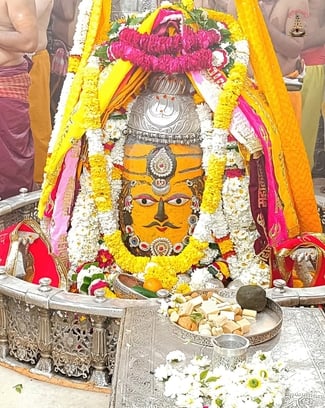 भस्म रमाकर सजे बाबा महाकाल, उपमुख्यमंत्री परिवार के साथ पहुंचे दर्शन करने, कहा - जय श्री महाकाल