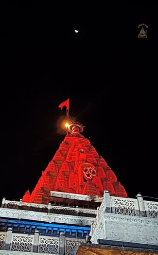 भस्म रमाकर सजे बाबा महाकाल, उपमुख्यमंत्री परिवार के साथ पहुंचे दर्शन करने, कहा - जय श्री महाकाल