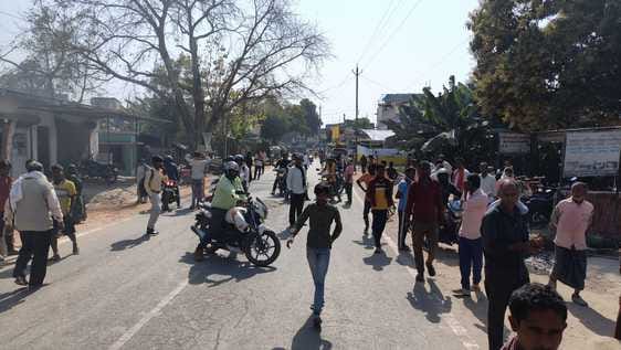 बिजली विभाग के कर्मचारियों के मौत के बाद हंगामा बिजली विभाग के कर्मचारियों के मौत के बाद हंगामा