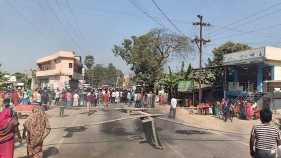 बिजली विभाग के कर्मचारियों के मौत के बाद हंगामा बिजली विभाग के कर्मचारियों के मौत के बाद हंगामा