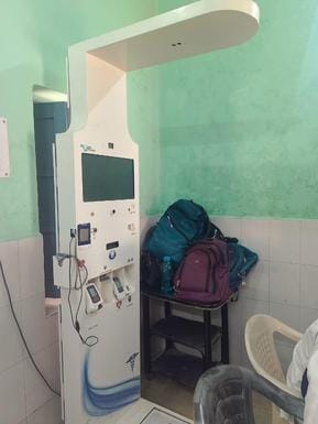 बिलसंडा सीएचसी में बंद पड़ी हेल्थ एटीएम मशीन।संवाद बिलसंडा सीएचसी में बंद पड़ी हेल्थ एटीएम मशीन।संवाद