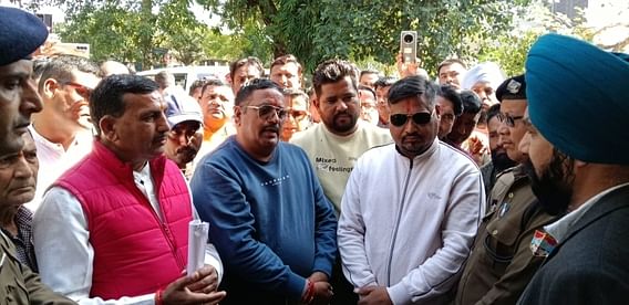 बेरी पड़ाव के खुर्पिया फार्म में खनन कारोबारी की एक आम सभा मैं एकत्र खनन कारोबारी