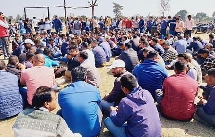 बेरी पड़ाव के खुर्पिया फार्म में खनन कारोबारी की एक आम सभा मैं एकत्र खनन कारोबारी