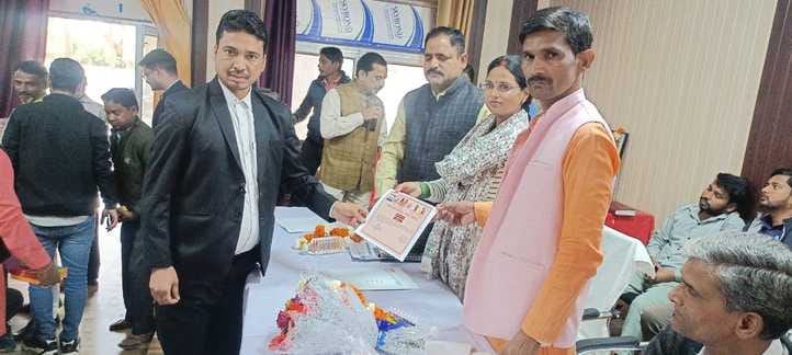 बीसलपुर ब्लॉक सभागार में बैठक में विरोध जताता सदस्य।संवाद बीसलपुर ब्लॉक सभागार में बैठक में विरोध जताता सदस्य।संवाद