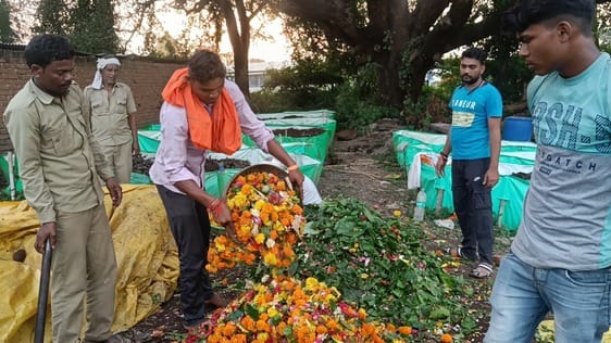 फूलों से तैयार की जा रही खाद फूलों से तैयार की जा रही खाद