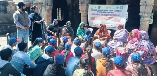 फोटो 10: सोनीपत के गांव बाजिदपुर सबौली में पंचायती जमीन पर अवैध खनन के बाद निरीक्षण करने पहुंची फोटो 10: सोनीपत के गांव बाजिदपुर सबौली में पंचायती जमीन पर अवैध खनन के बाद निरीक्षण करने पहुंची