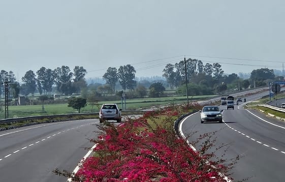 फोटो 14: सोनीपत के पास निर्मित ग्रीनफील्ड राष्ट्रीय राजमार्ग-352ए पर दौड़ते वाहन। स्रोत: एनएचएआ फोटो 14: सोनीपत के पास निर्मित ग्रीनफील्ड राष्ट्रीय राजमार्ग-352ए पर दौड़ते वाहन। स्रोत: एनएचएआ