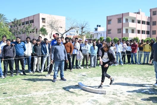 फोटो 19- सोनीपत के हिंदू महाविद्यालय में आयोजित खेलकूद प्रतियोगिता की दौड़ स्पर्धा में जीत के ल फोटो 19- सोनीपत के हिंदू महाविद्यालय में आयोजित खेलकूद प्रतियोगिता की दौड़ स्पर्धा में जीत के ल