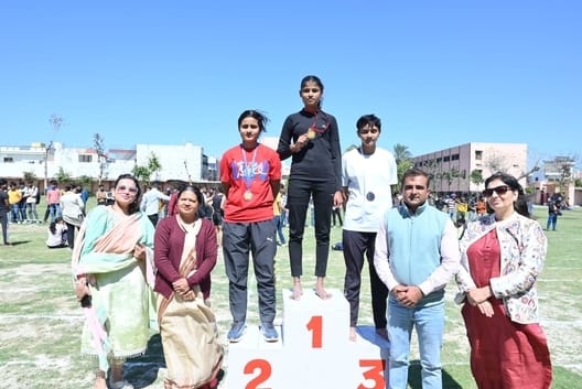 फोटो 19- सोनीपत के हिंदू महाविद्यालय में आयोजित खेलकूद प्रतियोगिता की दौड़ स्पर्धा में जीत के ल फोटो 19- सोनीपत के हिंदू महाविद्यालय में आयोजित खेलकूद प्रतियोगिता की दौड़ स्पर्धा में जीत के ल