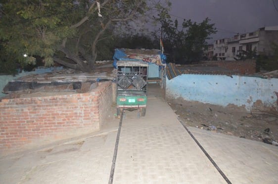 इंदिरा नगर से निकलने वाली रेलवे लाइन के किनारे लोगों ने कर रखा अतिक्रमण। संवाद इंदिरा नगर से निकलने वाली रेलवे लाइन के किनारे लोगों ने कर रखा अतिक्रमण। संवाद