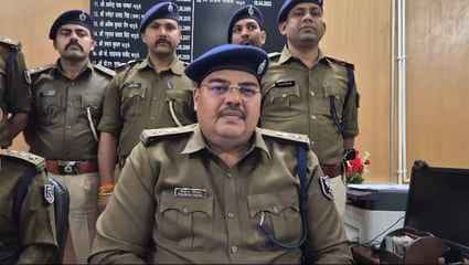 पुलिस उपलब्धि की जानकारी देते एसपी।