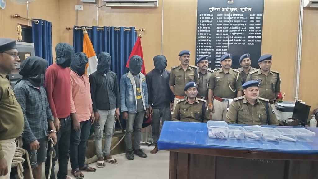 पुलिस उपलब्धि की जानकारी देते एसपी।