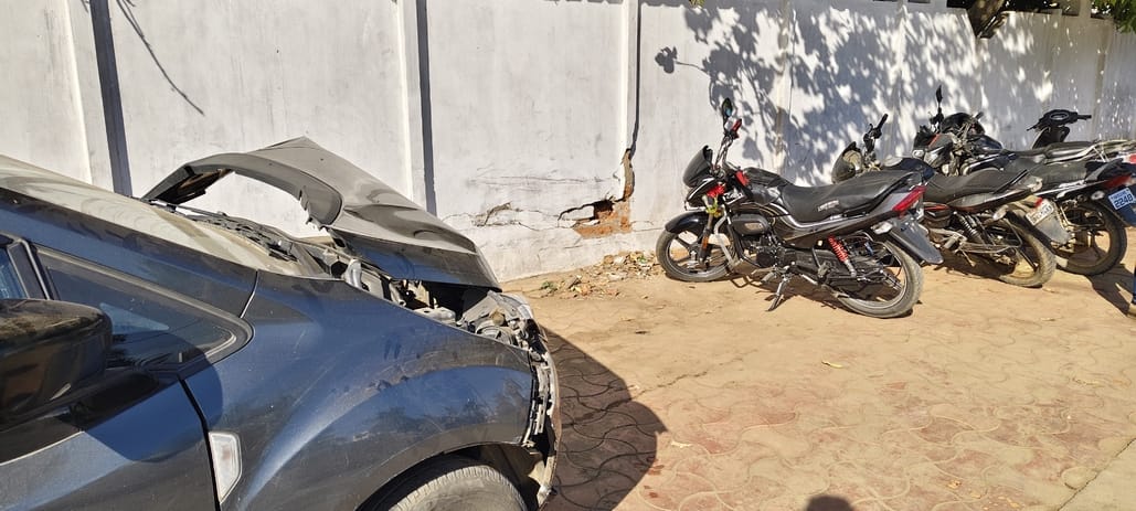 सांसद के घर मे घुसी कार 