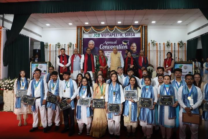 सिरसा के माता हरकी देवी कॉलेज में आयोजित दीक्षांत समारोह को संबोधित करते  उपराष्ट्रपति जगदीप ध