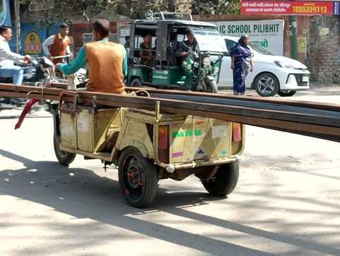 शहर के एक पेट्रोल पंप पर बगैर हेलमेट बाइक सवार को डाला जा रहा पेट्रोल।संवाद