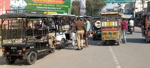 शहर के नौगवां चौराहा पर सड़क किनारे खड़े वाहन।संवाद शहर के नौगवां चौराहा पर सड़क किनारे खड़े वाहन।संवाद