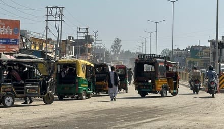 शहर के नौगवां चौराहा पर सड़क किनारे खड़े वाहन।संवाद शहर के नौगवां चौराहा पर सड़क किनारे खड़े वाहन।संवाद