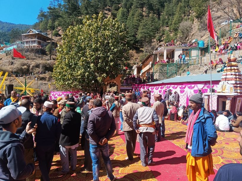 शोली मंदिर में कलश की स्थापना के दौरान विभिन्न क्षेत्रों से आए लोग। संवाद शोली मंदिर में कलश की स्थापना के दौरान विभिन्न क्षेत्रों से आए लोग। संवाद