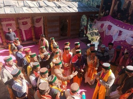 शोली मंदिर में कलश की स्थापना के दौरान विभिन्न क्षेत्रों से आए लोग। संवाद शोली मंदिर में कलश की स्थापना के दौरान विभिन्न क्षेत्रों से आए लोग। संवाद