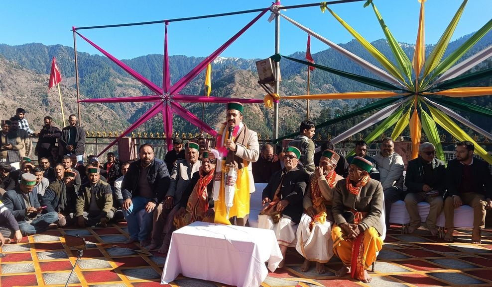 देवता साहब पल्थान शोली कमेटी के पदाधिकारी  लोक निर्माण  विभाग मंत्री विक्रमादित्य सिंह को सम्