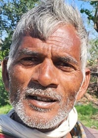 उझानी के एमआरएफ सेंटर पर कृड़ा उड़ेलते वाहन। संवाद उझानी के एमआरएफ सेंटर पर कृड़ा उड़ेलते वाहन। संवाद