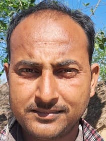 उझानी के एमआरएफ सेंटर पर कृड़ा उड़ेलते वाहन। संवाद उझानी के एमआरएफ सेंटर पर कृड़ा उड़ेलते वाहन। संवाद
