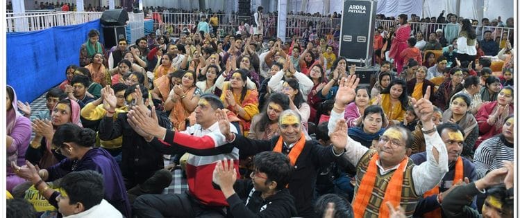 06जेएनडी33-अपने भजनों से श्याम प्रेमियों को रिझाते हुए गायिका परमिंदर पलक। संवाद 06जेएनडी33-अपने भजनों से श्याम प्रेमियों को रिझाते हुए गायिका परमिंदर पलक। संवाद