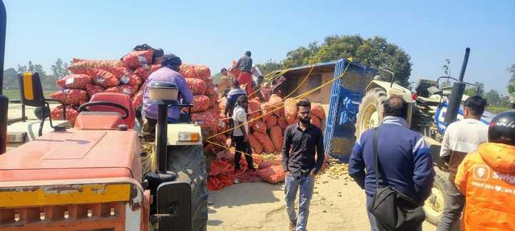 आलू भरी टैक्ट्रर ट्राली पलटने के बाद हाइवे पर जाम में फंसे वाहन