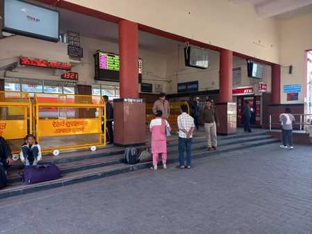अंबाला कैंट रेलवे स्टेशन के अनारक्षित टिकट घर के नजदीक तैनात कर्मचारी को निर्देश देते आरपीएफ प