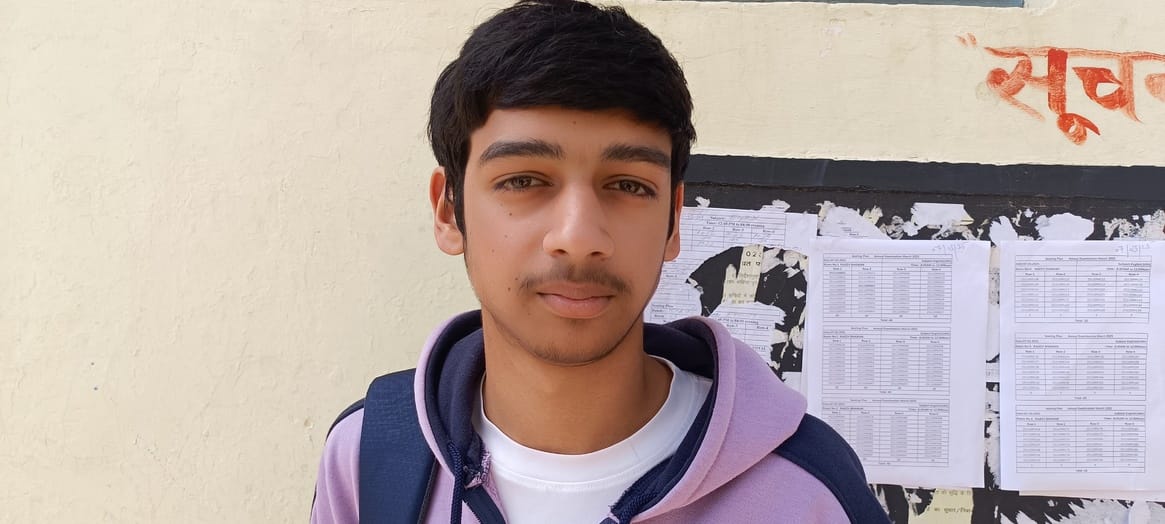 घुमारवीं में हिमाचल प्रदेश स्कूल शिक्षा बोर्ड की परीक्षा देकर बाहर आते विद्यार्थी । संवाद घुमारवीं में हिमाचल प्रदेश स्कूल शिक्षा बोर्ड की परीक्षा देकर बाहर आते विद्यार्थी । संवाद
