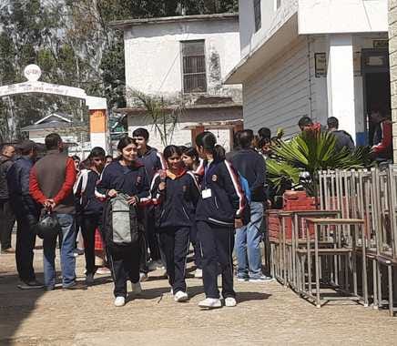घुमारवीं में हिमाचल प्रदेश स्कूल शिक्षा बोर्ड की परीक्षा देकर बाहर आते विद्यार्थी । संवाद घुमारवीं में हिमाचल प्रदेश स्कूल शिक्षा बोर्ड की परीक्षा देकर बाहर आते विद्यार्थी । संवाद
