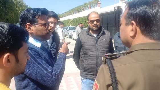 ईवीएम स्ट्रांग रुम के बाहर कैमरों से जुड़ी स्क्रीन की जांच करते सहायक निर्वाचन अधिकारी।