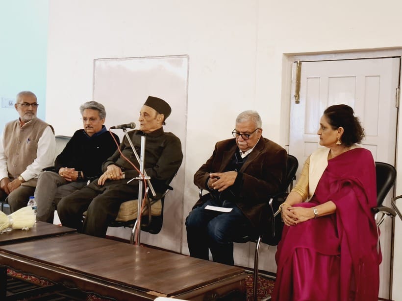 कला केंद्र में आयोजित प्रदर्शनी कार्यक्रम के उद्घाटन में मौजूद लोग। अमर उजाला कला केंद्र में आयोजित प्रदर्शनी कार्यक्रम के उद्घाटन में मौजूद लोग। अमर उजाला