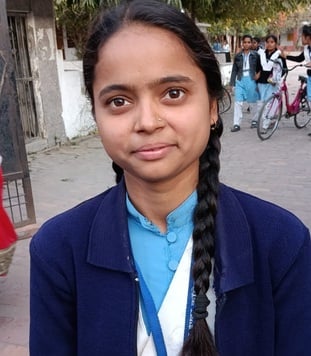 शहर के राजकीय बालिका इंटर कॉलेज परीक्षा केंद्र से परीक्षा देकर आती छात्राएं।संवाद