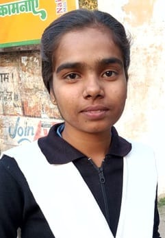 शहर के राजकीय बालिका इंटर कॉलेज परीक्षा केंद्र से परीक्षा देकर आती छात्राएं।संवाद