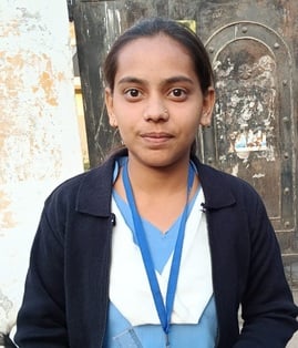 शहर के राजकीय बालिका इंटर कॉलेज परीक्षा केंद्र से परीक्षा देकर आती छात्राएं।संवाद